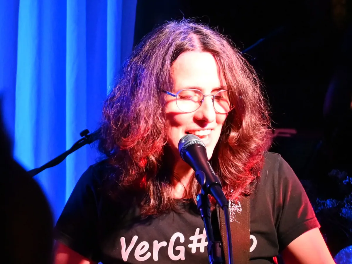 Heidrun Voigt mit E-Gitarre und Mikrofon bei einem Live-Auftritt