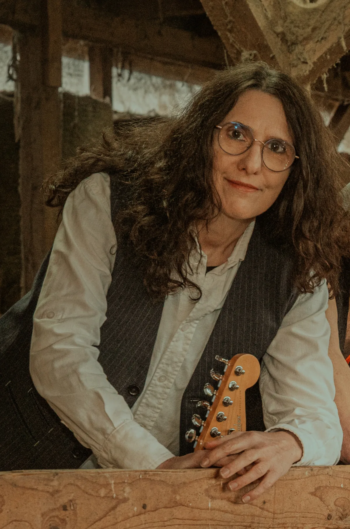 Heidrun Voigt mit einer E-Gitarre